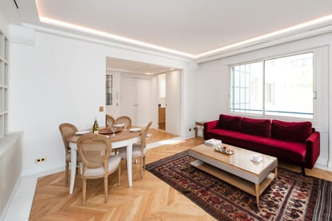Luxury Montaigne apartment Condominio in Paris
