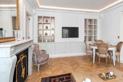 Luxury Montaigne apartment Eigentumswohnung in Paris