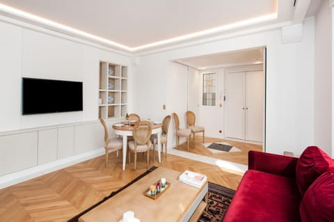 Luxury Montaigne apartment Condominio in Paris