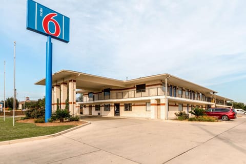 Motel 6-San Antonio, TX - South WW White Rd Hotel in San Antonio