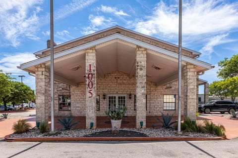 Property building, Facade/entrance, Day, On site, Time of day