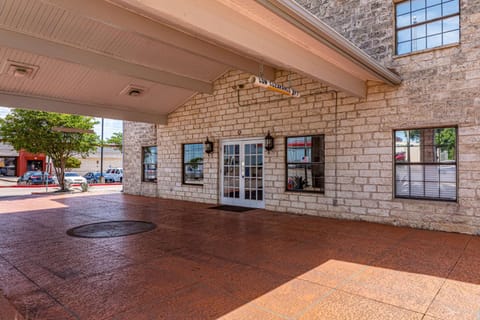 Property building, Facade/entrance, Day, On site, Time of day