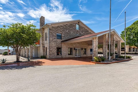 Property building, Facade/entrance, Day, On site, Time of day