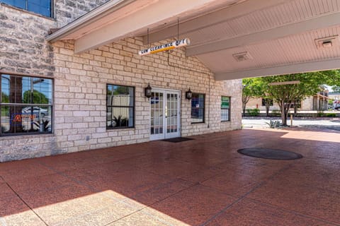 Property building, Facade/entrance, Day, On site, Time of day