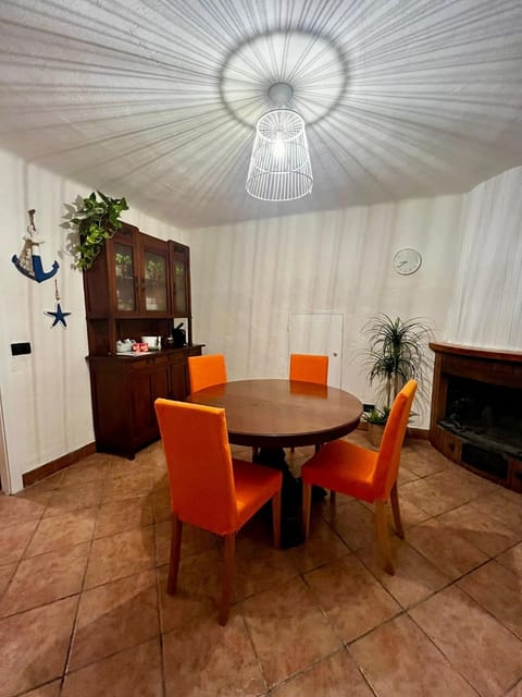 Lounge or bar, fireplace, kitchen