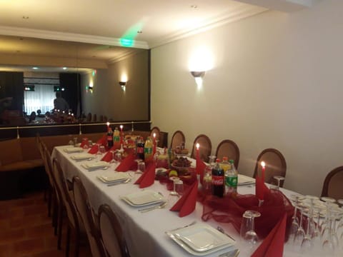 Restaurant/places to eat, Food and drinks, Banquet/Function facilities, Meeting/conference room, Food, Entertainment, Drinks, Alcoholic drinks, Non alcoholic drinks