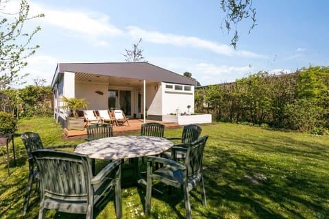 Holiday home Alexanderpark 13 - Ouddorp, garden with covered terrace , near the beach - not for companies Casa in Ouddorp