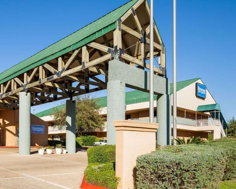 Rodeway Inn & Suites South of Fiesta Park Hotel in San Antonio