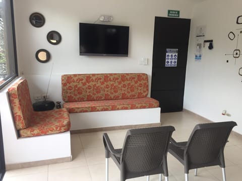 Communal lounge/ TV room, Lobby or reception