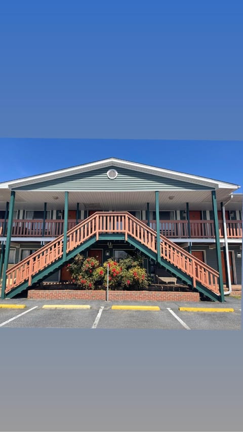 Atlantic Shores Inn and Suites Hotel in Chincoteague Island