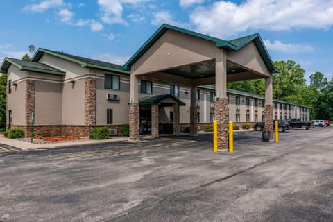 Quality Inn & Suites Marinette Hotel in Door County