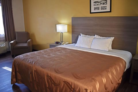 Quality Suites Martinsburg Hotel in Shenandoah Valley