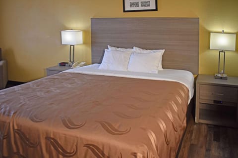 Quality Suites Martinsburg Hotel in Shenandoah Valley