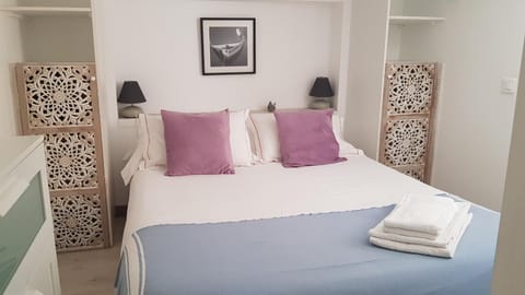 Photo of the whole room, towels