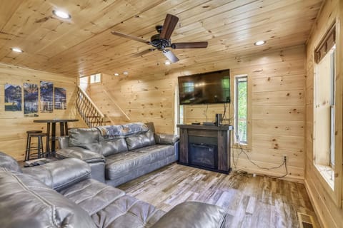 All Decked Out Cabin House in Sevier County