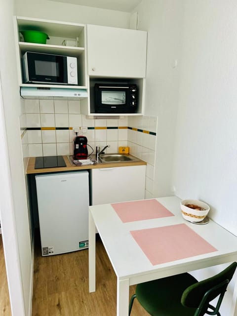 Kitchen or kitchenette, Dining area, oven, stove