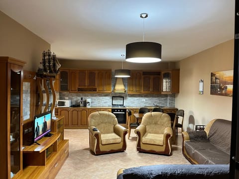 Kitchen or kitchenette, Living room, Seating area, Dining area, minibar, stove