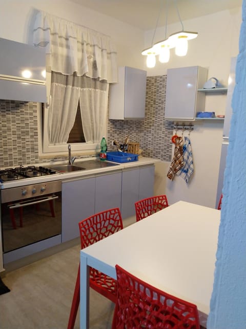 Kitchen or kitchenette, Food and drinks, Dining area