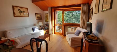 Balcony/Terrace, Living room, Seating area, Mountain view