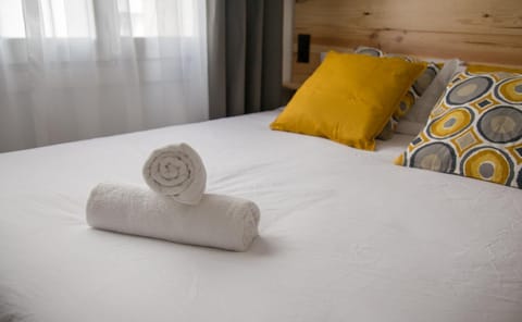 Bed, Decorative detail, Bedroom, towels