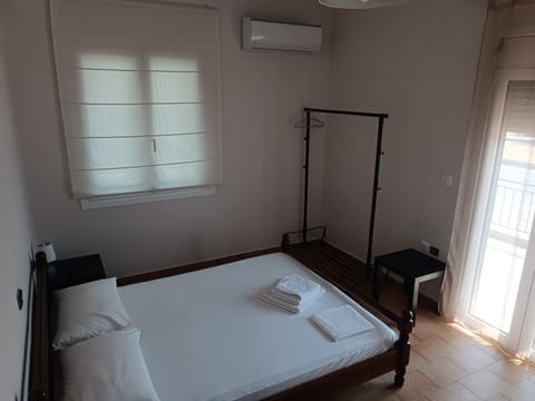 Bed, Photo of the whole room, Bedroom, air conditioner