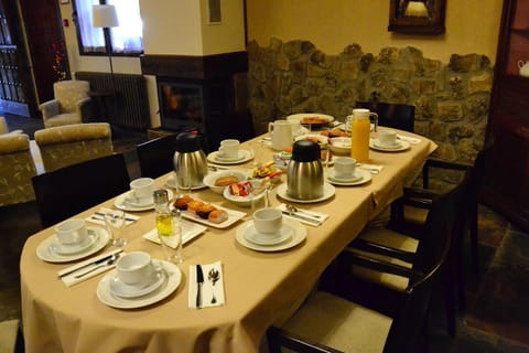 Restaurant/places to eat, Breakfast, Continental breakfast