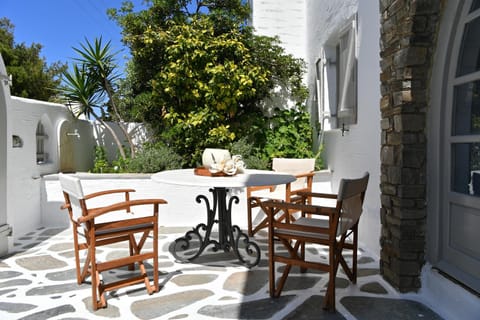 Santa Flora 3 Bedroom House â Parikiaâs Edge House in Paros