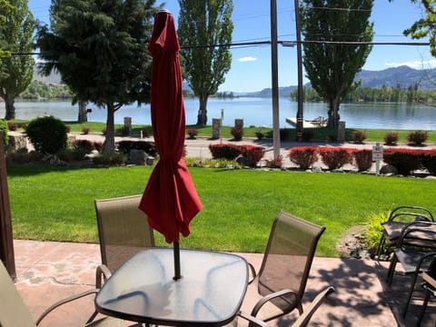 Lakefront Townhouse Family Complex, Popular Wine Country and the Best Golfing House in Osoyoos