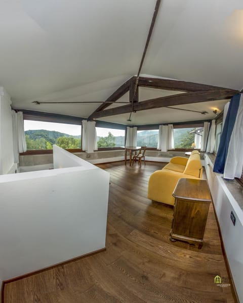 Bed, Balcony/Terrace, Photo of the whole room, Seating area, Garden view, Mountain view