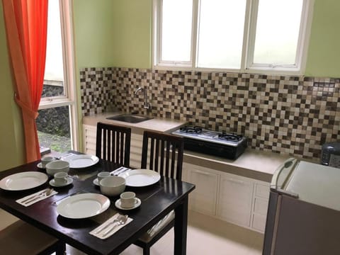 Coffee/tea facilities, Kitchen or kitchenette, Dining area, Communal kitchen