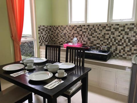 Coffee/tea facilities, Kitchen or kitchenette, Dining area, Communal kitchen