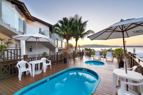 Property building, Sea view, Swimming pool