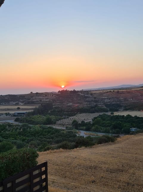 ARODAFNI HOUSE. Unique views and amazing sunsets. Casa in Kouklia