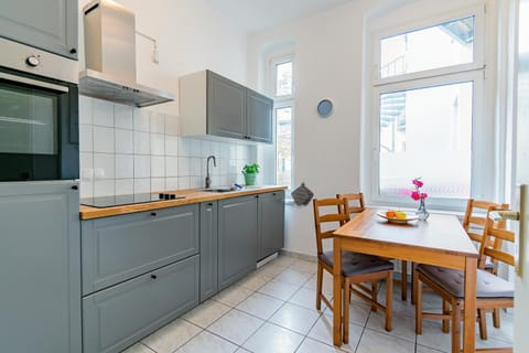 Helle Wohnung mit Balkon in grünen Innenhof - W-LAN, 4 Schlafplätze Wohnung in Magdeburg