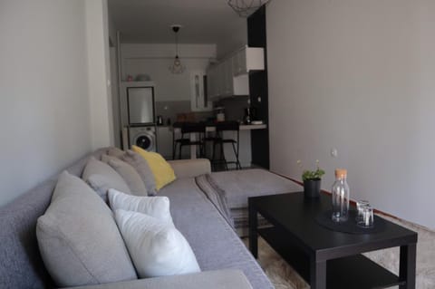 Black & Yellow Apartment at City Center Eigentumswohnung in Ioannina