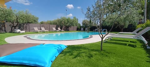 Garden, Swimming pool, Inner courtyard view, sunbed