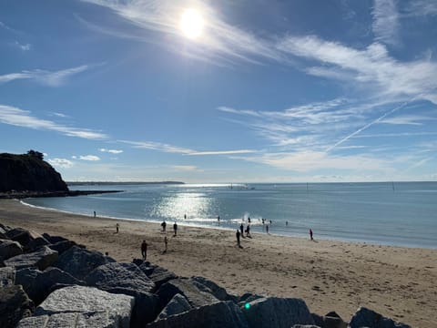 Les pieds dans l'eau accès direct à la plage ! Condo in Granville