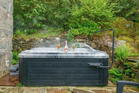 Natural landscape, Hot Tub, Hot Tub, Balcony/Terrace, Garden view