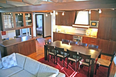 Kitchen or kitchenette, Dining area