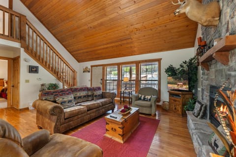 Whispering Woods Lodge-Sleeps 10 Home Nature lodge in Table Rock Lake