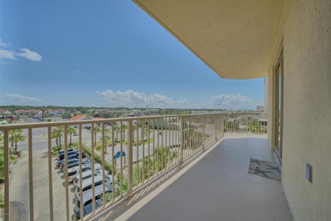 Cozy Condominium with Astonishing View from Spacious Balcony - Unit 0401 Copropriété in Upper Grand Lagoon