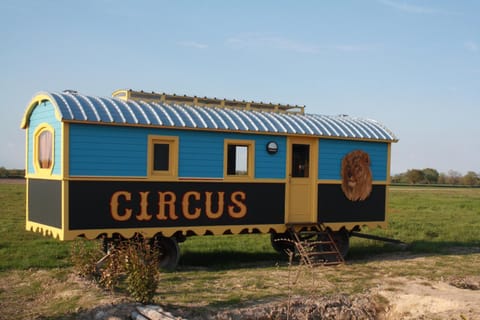 La roulotte CIRCUS des Grillots Terrain de camping /
station de camping-car in Bourgogne-Franche-Comté