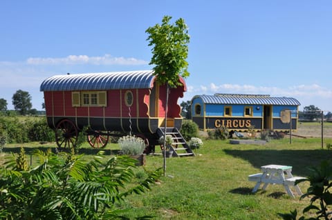 La roulotte CIRCUS des Grillots Terrain de camping /
station de camping-car in Bourgogne-Franche-Comté