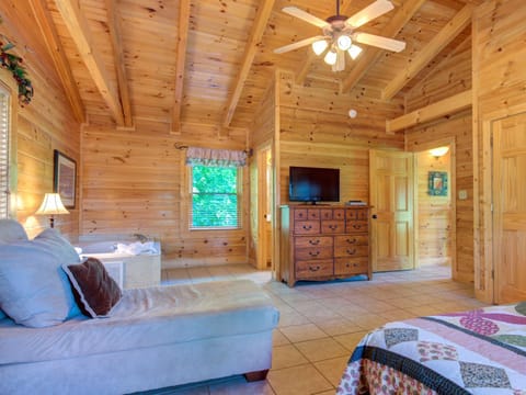 Topsy, 5 Bedrooms, Hot Tub, Fireplace, Pool Access, Game Room, Sleeps 10 Casa in Pigeon Forge