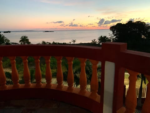 Alexander Penthouse Spectacular Sea Views Regal Room Appart-hôtel in Belize City
