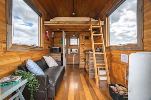 Altitude - A Tiny House Experience in a Goat Farm House in Romsey