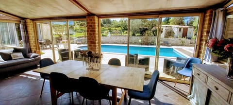 EDEN HOUSE villa 200 m2, 5 chamb 5 sdb, piscine privée, jardin clos 4000 m2, parking Chalet in Aix-en-Provence