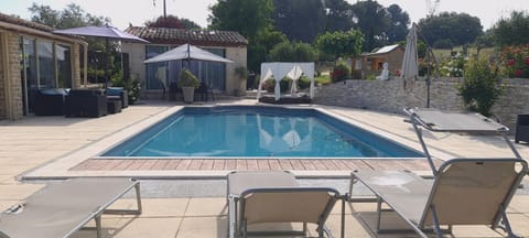 EDEN HOUSE villa 200 m2, 5 chamb 5 sdb, piscine privée, jardin clos 4000 m2, parking Chalet in Aix-en-Provence