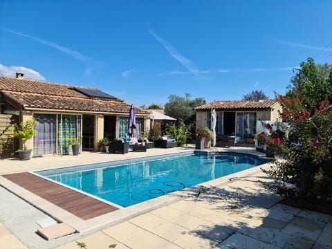 EDEN HOUSE villa 200 m2, 5 chamb 5 sdb, piscine privée, jardin clos 4000 m2, parking Villa in Aix-en-Provence