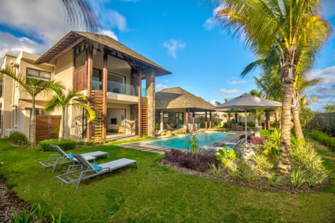 Property building, Day, Pool view, Swimming pool, sunbed